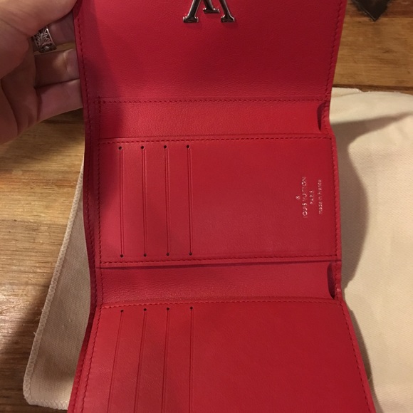 [SOLD] Louis Vuitton Capucines Compact Wallet - Picture 4 of 8